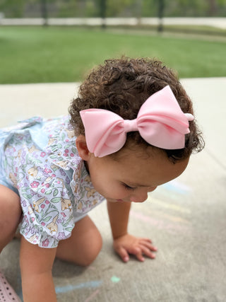 Wee Ones Mini King Pleated Grosgrain Hair Bow Headband - Light Pink, worn