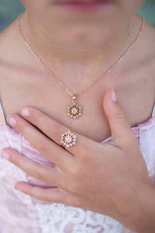 Great Pretenders Snowflake Necklace & Ring Set